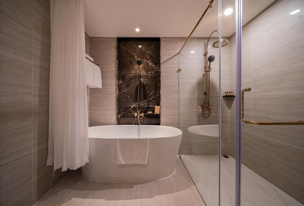 phong-tam-potique-hotel-nha-trang Phòng tắm Potique Hotel Nha Trang